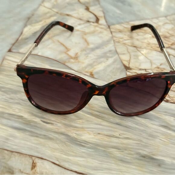 Tortoise Shell Sunglasses main image 10